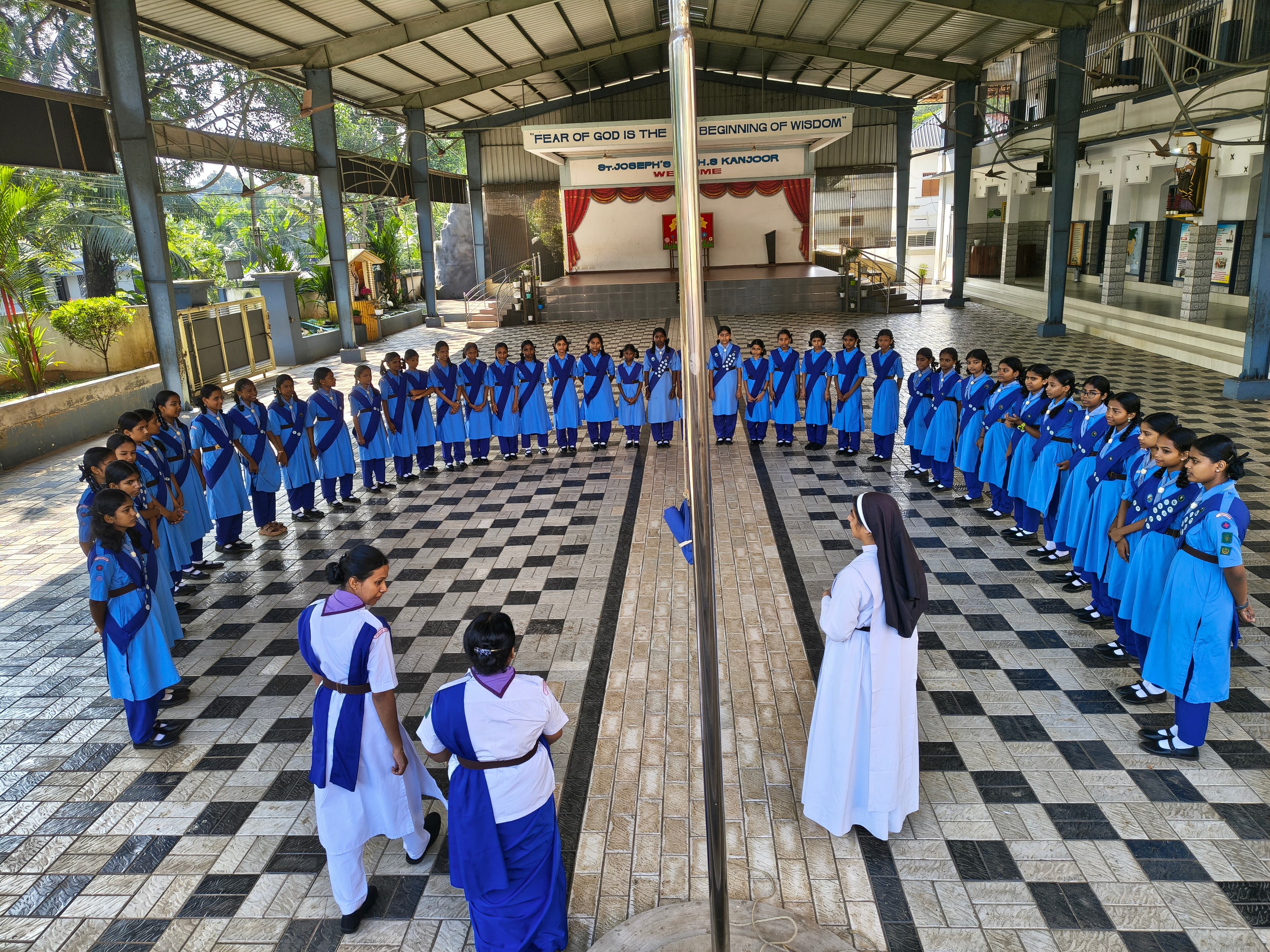 Guides assembling in the courtyard